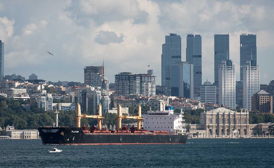 Blick auf das Finanzviertel in Istanbul. Der Vertrauensverlust in die Währung erfasst inzwischen Banken und Großunternehmen.