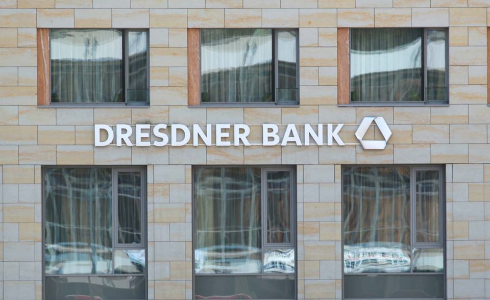 Der Name Dresdner Bank steht heute noch an einer Commerzbank-Filiale in Dresden. 2001 hatte zunächst die Allianz die Dresdner Bank übernommen. Damit endete auch die Dax-Geschichte des Instituts. 2008 reichte die Allianz die verlustträchtige Bank dann an die Commerzbank weiter.