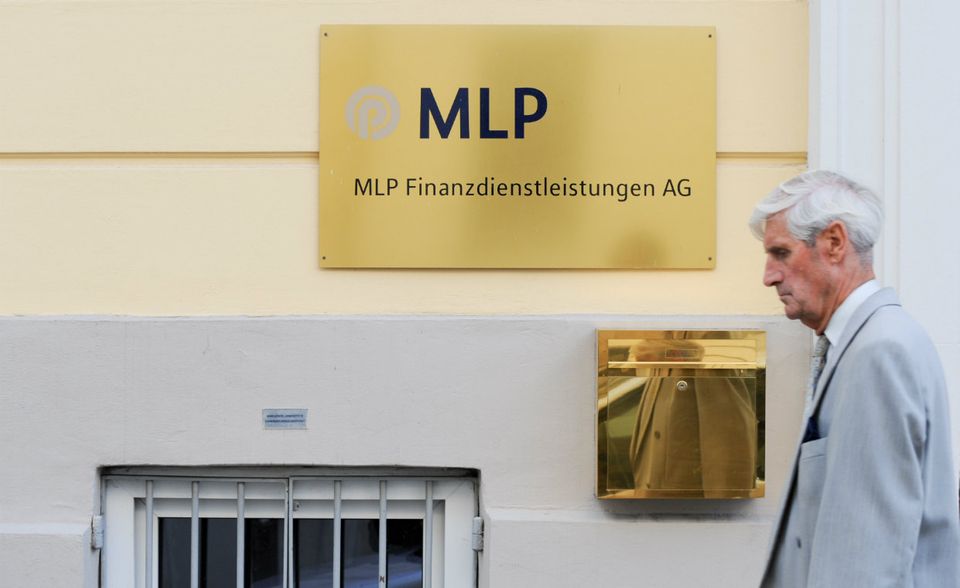 Der Finanzdienstleister MLP gab nur ein kurzes Gastspiel im Dax: 2001 für die Dresdner Bank aufgestiegen, folgte schon zwei Jahre später der Abstieg. Der von einem Bilanzskandal belastete Konzern erfüllte bei der Marktkapitalisierung nicht mehr die Kriterien für den Verbleib im Leitindex.