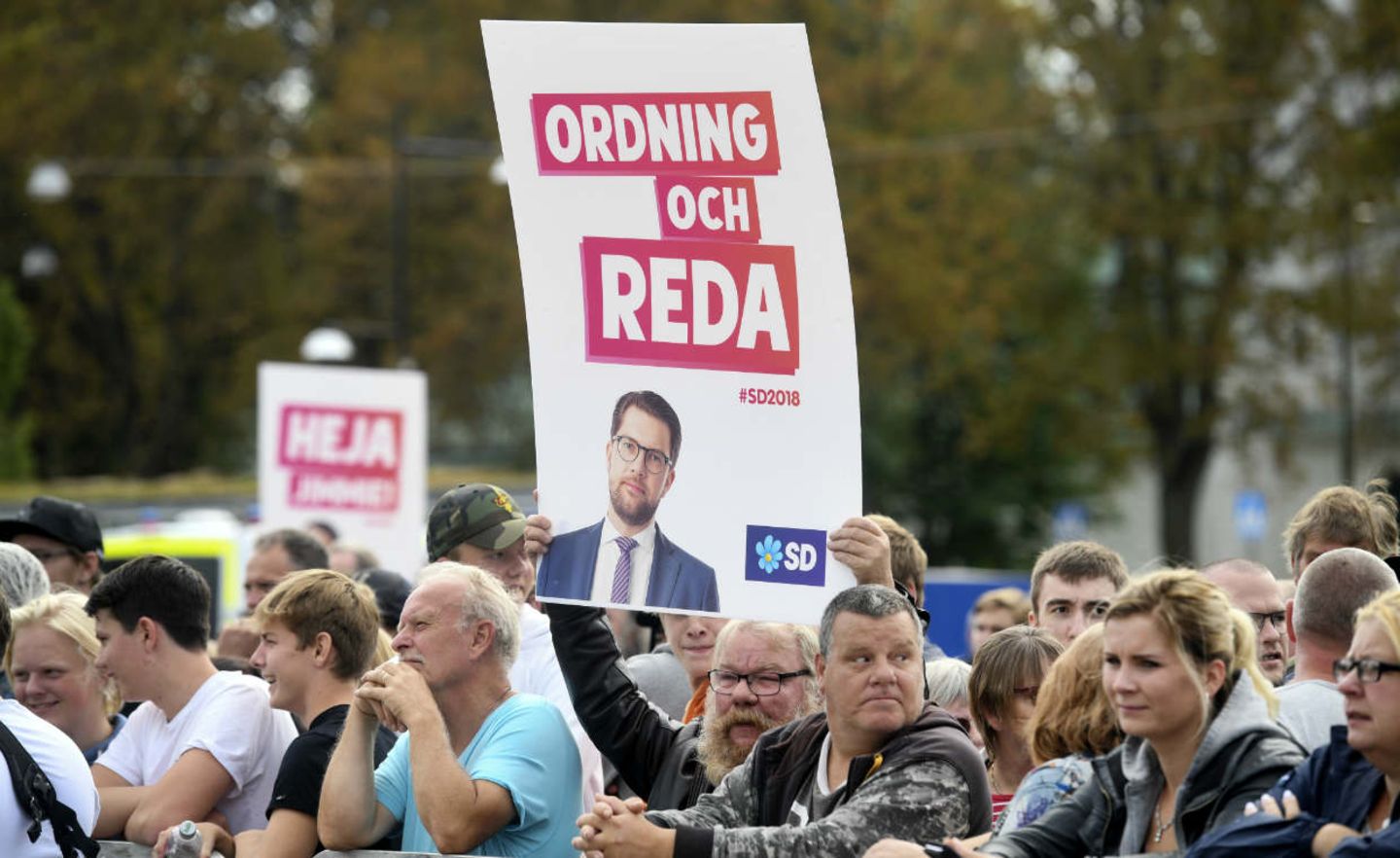 Anhänger der Rechtspopulisten mit einem Plakat auf dem der Parteichef Jimmie Akesson abgebildet ist