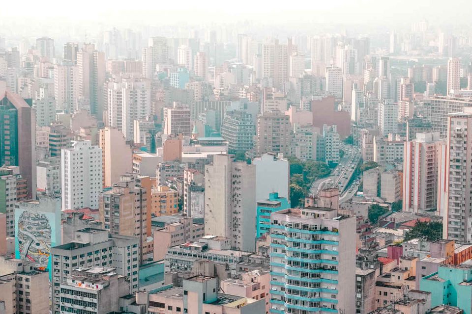 #4 Brasilien gilt für viele Menschen als Urlaubsparadies. Ausländer beklagen jedoch eine niedrige Lebensqualität. Vor allem die politische Stabilität und ihre persönliche Sicherheit bereitet Expats Sorgen. Im Familienleben-Index liegt Brasilien sogar weltweit auf dem letzten Platz. Ein kleiner Lichtblick ist für Auswanderer die Freundlichkeit der Brasilianer.