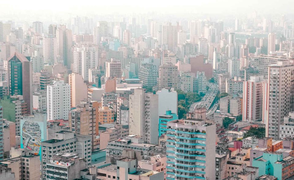 #4 Brasilien gilt für viele Menschen als Urlaubsparadies. Ausländer beklagen jedoch eine niedrige Lebensqualität. Vor allem die politische Stabilität und ihre persönliche Sicherheit bereitet Expats Sorgen. Im Familienleben-Index liegt Brasilien sogar weltweit auf dem letzten Platz. Ein kleiner Lichtblick ist für Auswanderer die Freundlichkeit der Brasilianer.