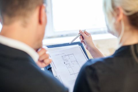 Maklerin mit Kaufinteressent: Wer soll künftig die Immobiliendienstleister bezahlen?