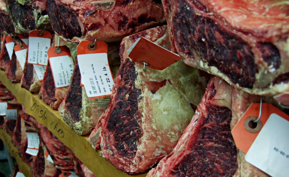 Teilweise mehr als 500 Prozent Zoll schlägt die EU auf ganze Hinterteile oder Teilstücke von frischem oder gefrorenem Fleisch vom Rind oder Lamm. Zu einem Wertzoll von 14 Prozent addieren sich 232 Euro pro 100 Kilogramm in der ersten Jahreshälfte und 12,8 Prozent plus 212 Euro pro 100 Kilogramm von Juli bis Dezember. Für Schaf- oder Ziegenfleisch gilt ein ähnlicher Satz, der nach oben variiert, wenn das Fleisch gefroren ist, oder Knochen enthält. Derlei Abschottung hat Tradition – und dient innenpolitischen Interessen, wie dem Schutz heimischer Landwirte. Prohibitive Zölle gelten daher häufig auf typische Produkte der gemäßigten Breitengrade wie Fleisch, Milchprodukte, Eier und Getreide. Die schiere Höhe macht den Handel so unwirtschaftlich, dass er zum Erliegen kommt: faktisch ein Einfuhrverbot – ausgenommen ausgesuchte Partner wie Argentinien, Australien, Brasilien, Kanada, Neuseeland, Uruguay oder die USA, für die Quoten zu niedrigeren Sätzen oder Nullzöllen gelten. Derzeit sind das 45.000 Tonnen für hormonfreies Rindfleisch. Nach WTO-Schätzung zahlen die USA dennoch auf Rindfleisch Importzölle von fast 70 Prozent.