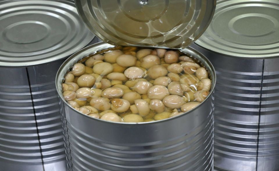 Agrarprodukte genießen seit Gründung der EU speziellen Schutz – ob vor Hühnern made in USA, Tomaten aus Marokko oder Buttermilch aus anderen Teilen der Welt. Warum ausgerechnet der gemeine Champignon und Egerling einen Spitzenwert unter EU-Zöllen einnimmt, wissen nur Eingeweihte. „Pilze der Gattung ‚Agaricus’, vorläufig präserviert, gefroren oder in Wasser oder Dampf gekocht – fordern einen Wertzoll von 18,4 Prozent des Warenwerts, zuzüglich eines spezifischen Zolls von 239 Euro pro 100 Kilogramm Nettogewicht (noch abhängig von der Jahreszeit). Das addiert sich bisweilen auf mehr als 85.000 Prozent. Ausgenommen sind rund 80 Länder und Regionen, denen die EU über Präferenzregeln Zollfreiheit ohne Mengengrenze einräumt. Eine ähnliche Einfuhrhürde gilt für Vogeleier. Da können sich Wert- und Mengenzölle auf fast 38 000 Prozent summieren – abhängig von günstigeren Kontingenten. Laut ifo Center, das für Capital Ausreißer aus seiner Zolldatenbank von WTO-Ländern außerhalb von Freihandelsabkommen fischte, hängt bei der Umrechnung spezifischer Zölle in Wertäquivalente die Höhe der Belastung von der importierten Menge ab und kann je nach Preis stark schwanken.