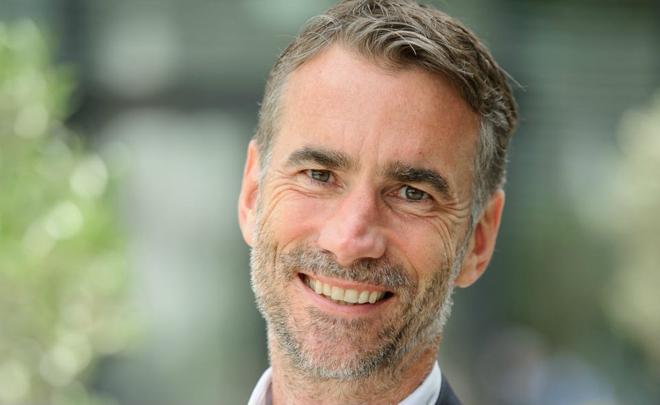 Der Vice President Marketing Digital Innovation Alexander Schlaubitz hat der Fluggesellschaft einen umfangreichen Markenrelaunch verordnet. Dabei verschwindet die Markenfarbe Gelb komplett. Ein mutiger Schritt: Der Erfolg des neuen Designs muss sich in der Zukunft erweisen.