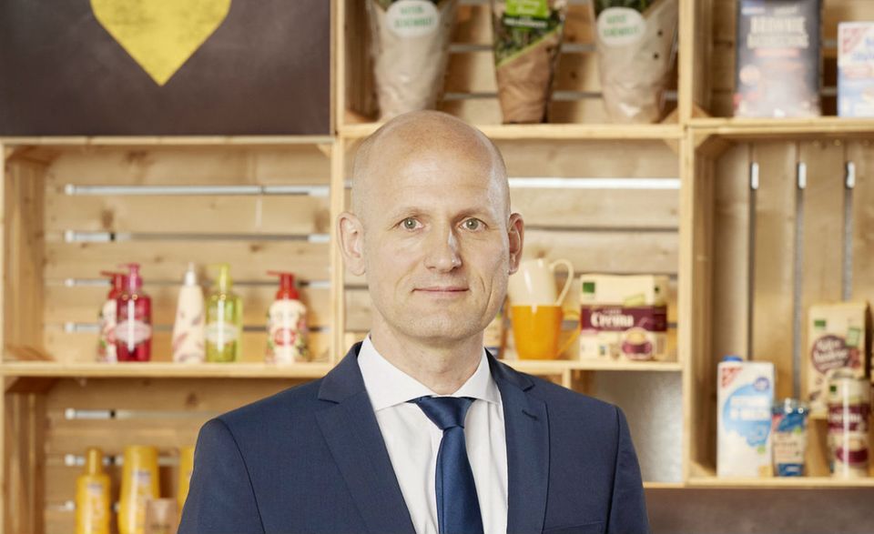 Den Claim "Wir lieben Lebensmittel" kennen sehr viele Menschen und verbinden ihn mit dem Lebensmittelriesen Edeka. Marketingchef Claas Meineke hat damit Sympathie für die Marke Edeka geweckt und Kreativität in die Supermarktwerbung gebracht.