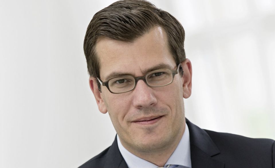 Bis Ende Juni war Jens Thiemer Marketingchef von Mercedes-Benz. In seine Amtszeit fiel der Aufbau einer eigenen Werbeagentur, die nur für Mercedes arbeitet. Thiemer hat die Marke Mercedes-Benz modernisiert, mit EQ eine Marke für Elektromobilität kreiert und alte Verbindungen gekappt: Mercedes ist nicht mehr Hauptsponsor der Fußballnationalmannschaft.