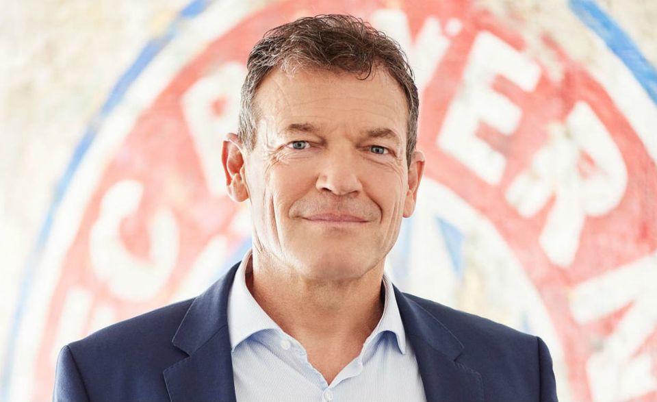 Der FC Bayern München ist sportlich das Nonplusultra in Fußballdeutschland, die Marke strahlt aber auch über die Landesgrenzen hinaus. Das ist Marketing-Vorstand Andreas Jung zu verdanken, der die Marke FC Bayern internationalisiert hat. Der Rekordmeister unterhält mittlerweile Büros in New York und Shanghai.