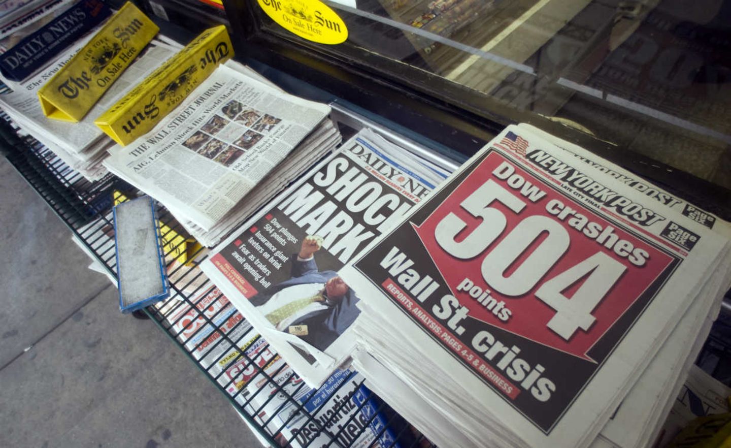 Nach der Lehman-Pleite brachen die Börsen ein - und die Zeitungen hatten ihre Schlagzeile