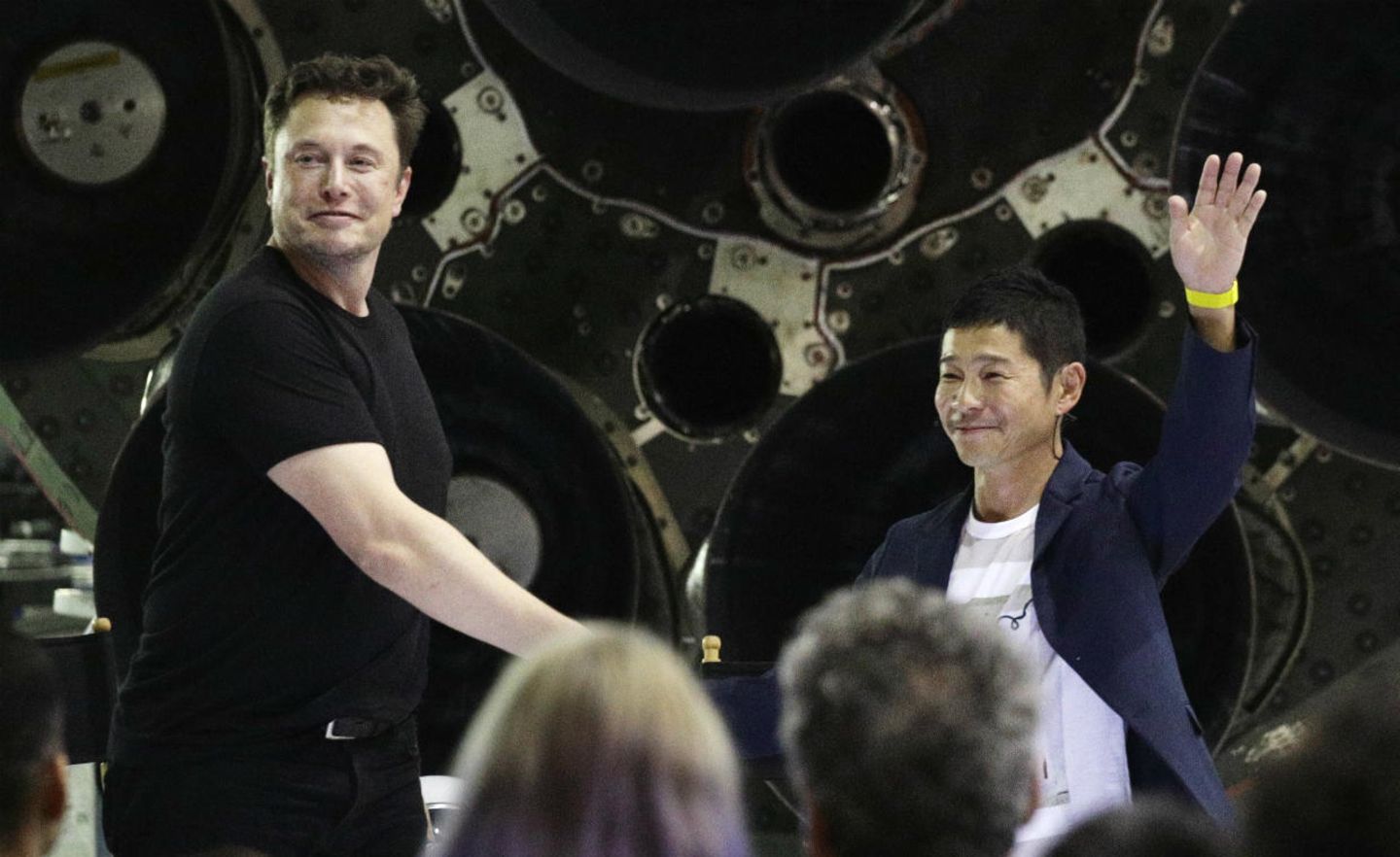 SpaceX-Chef Elon Musk präsentiert den japanischen Milliardär Yusaku Maezawa, der als erster Tourist zum Mond fliegen soll