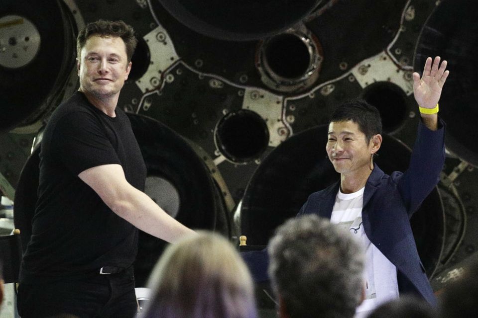 SpaceX-Chef Elon Musk präsentiert den japanischen Milliardär Yusaku Maezawa, der als erster Tourist zum Mond fliegen soll