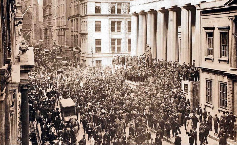 Menschenauflauf an der Wall Street im Oktober 1907