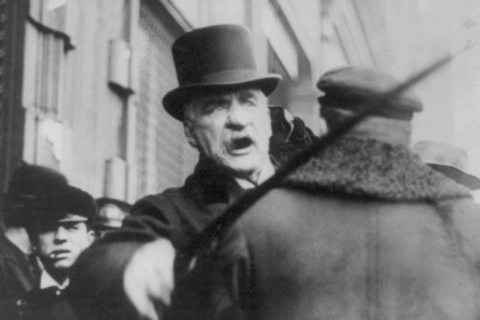 Fotografen konnte J. P. Morgan nicht ausstehen – wenn er sie nicht unter Kontrolle hatte. Er litt unter Rosazea, einer Krankheit, bei der die Nase anschwillt, sich rötet und auch Pusteln bilden kann. Die meisten offiziellen Fotos von Morgan sind daher retuschiert