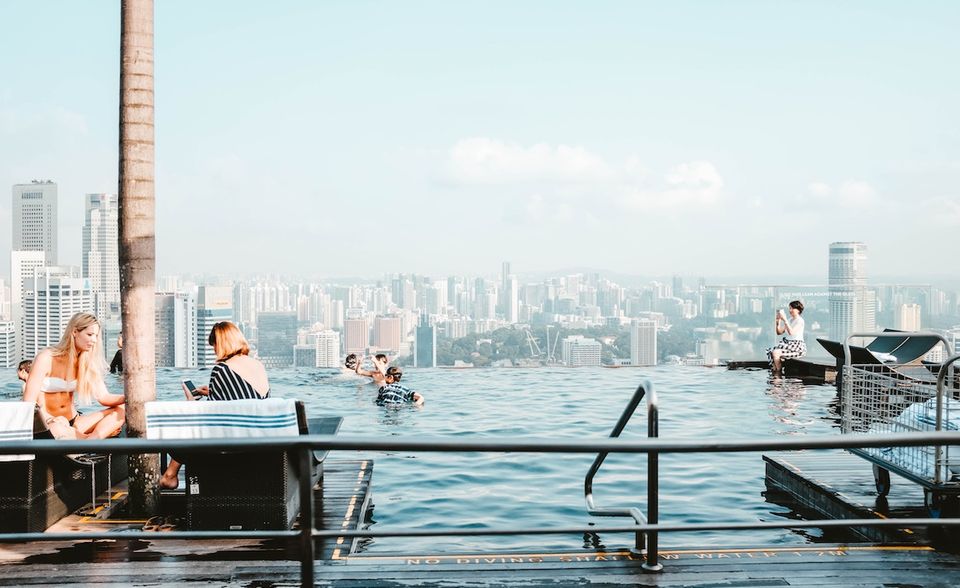 Singapur eröffnet wie im Vorjahr die Top 10 der Städte mit den höchsten Mieten. Zwar verteuerten sich die durchschnittlichen Wohnpreise in dem südostasiatischen Stadtstaat um fünf Prozent auf aktuell 1974 Dollar. Das reicht im „Mapping the World's Prices 2018“-Index aber gerade einmal dafür, im weltweiten Vergleich nicht an Boden zu verlieren. Im Vergleich zu New York City ist das Wohnen in Singapur aber immer noch vergleichsweise erschwinglich. Die Durchschnittswohnung kostet hier 69 Prozent des Äquivalents in New York.