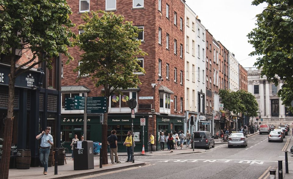 Mieter in Dublin brauchen starke Nerven – und tiefe Taschen. Das Mietniveau ist laut dem DB-Index binnen eines Jahres um erschreckende 21 Prozent gestiegen. Ein durchschnittliches Drei-Zimmer-Apartment in der irischen Hauptstadt kostet demnach aktuell 2048 Euro. Das sind über 400 Euro mehr als noch 2014. Die Nachfrage bestimmt den Preis. Dublin ist dank seiner Steuerpolitik EU-Zentrale von US-Tech-Konzernen wie Apple und Yahoo. Die Stadt stieg in dem Mietindex um vier Plätze.