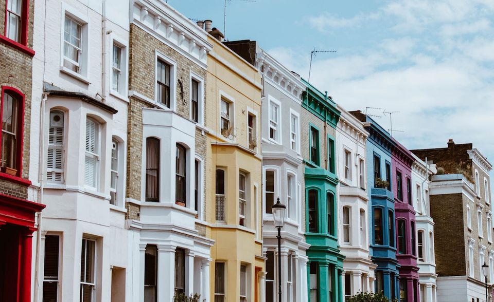 Der bevorstehende Brexit und die damit verbundene Unsicherheit lässt die Preise in London sinken. Das gilt auch für die Mieten. Minus acht Prozent verzeichnet der „Mapping the World's Prices 2018“-Index. Demnach kostet das durchschnittliche Drei-Zimmer-Apartment in der britischen Hauptstadt aktuell 2410 Dollar. Noch vor drei Jahren waren es 2898 Dollar, ein Minus von 17 Prozent. London verschlechterte sich in dem Mietranking um einen Platz.