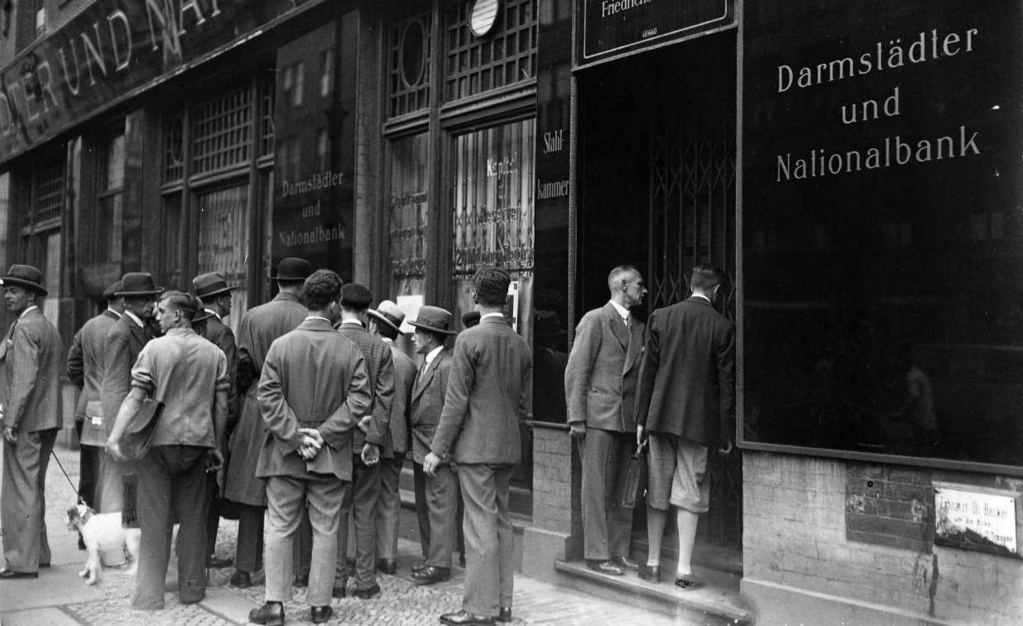 Als die ersten Kunden am 13. Juli 1931 bei der Danat-Bank vor verriegelter Tür stehen, setzt rasch Panik ein. Die noch geöffneten anderen Institute werden überrannt, die Regierung muss „Bankfeiertage“ für alle verordnen