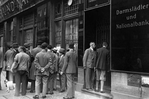 Als die ersten Kunden am 13. Juli 1931 bei der Danat-Bank vor verriegelter Tür stehen, setzt rasch Panik ein. Die noch geöffneten anderen Institute werden überrannt, die Regierung muss „Bankfeiertage“ für alle verordnen