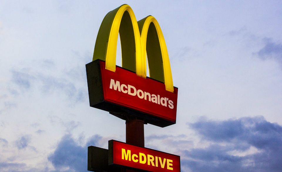 #10 Die Burgerkette McDonald’s hat in diesem Jahr die Rückkehr unter die Top 10 geschafft. In der Auswertung des vergangenen Jahres lag der Fastfood-Konzern nur auf Rang 12. McDonald’s hat im vergangenen seinen Markenwert um fünf Prozent auf 43,4 Mrd. Dollar gesteigert.