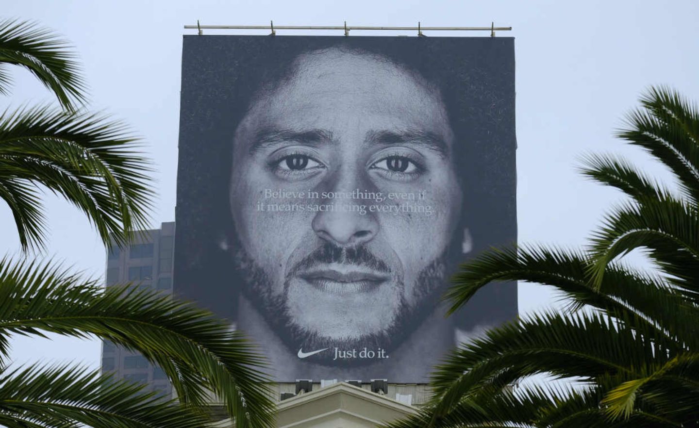 Nike wirbt in den USA mit dem Footballspieler Colin Kaepernick, der sich beim Abspielen der Nationalhymne hingekniet hat, um gegen Rassismus und Polizeigewalt zu protestieren