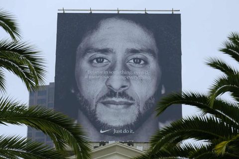 Nike wirbt in den USA mit dem Footballspieler Colin Kaepernick, der sich beim Abspielen der Nationalhymne hingekniet hat, um gegen Rassismus und Polizeigewalt zu protestieren