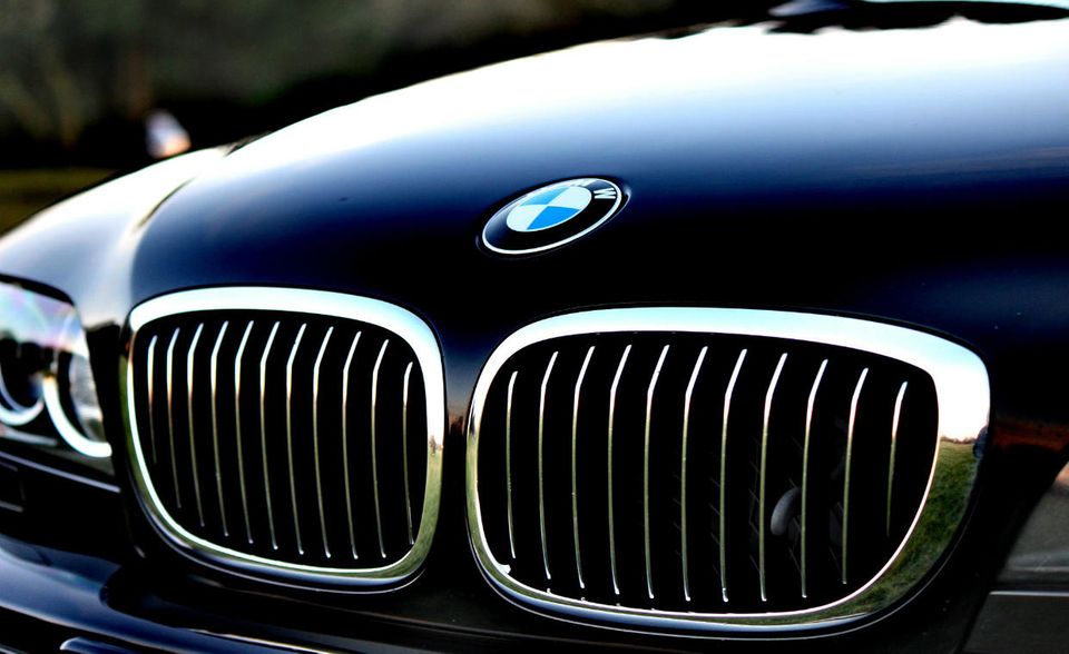 BMW #4 Auch BMW gehört zu den Profiteuren der US-Steuerreform. Der Gewinn des deutschen Autokonzerns stieg aber nicht nur deshalb auf 9,7 Mrd. Dollar bei einem Umsatz von 111 Mrd. Dollar. Bei den Kunden besonders gefragt waren teure SUVs des Münchner Autobauers.