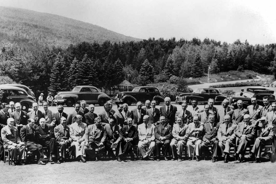 Wegen seiner Abgeschiedenheit wählt man das Mount Washington Hotel in Bretton Woods als Tagungsort. Zu Beginn der Verhandlungen am 2. Juli 1944 stellen sich Delegierte aus 44 Ländern zum Gruppenfoto auf