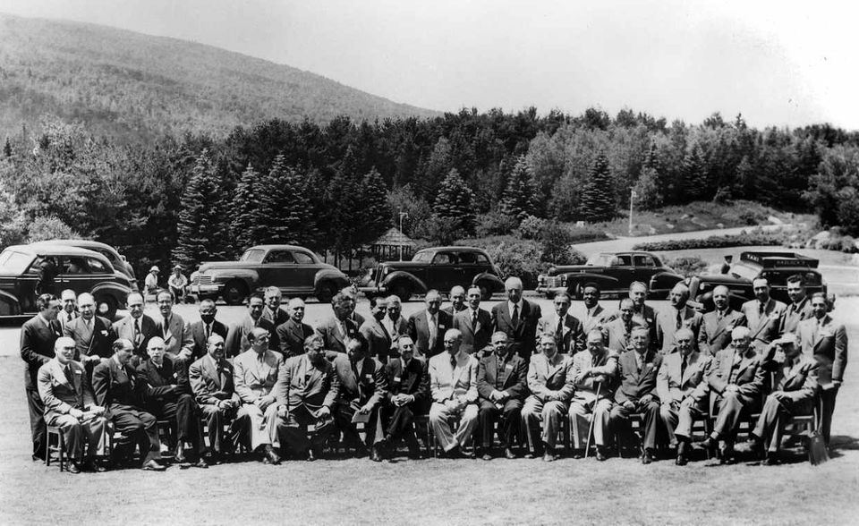 Wegen seiner Abgeschiedenheit wählt man das Mount Washington Hotel in Bretton Woods als Tagungsort. Zu Beginn der Verhandlungen am 2. Juli 1944 stellen sich Delegierte aus 44 Ländern zum Gruppenfoto auf