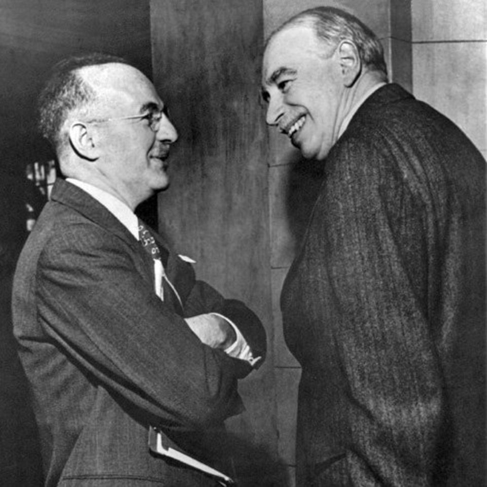 Zu den Verhandlungen in Bretton Woods 1944 schickt Großbritannien den Ökonomen John Maynard Keynes (r.). Seine Idee, eine Kunstwährung namens Bancor zu schaffen, setzt sich nicht durch. Stattdessen wird ein Dollar-Gold-Standard eingeführt