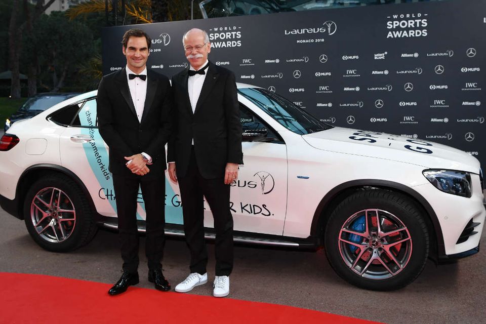 Heute tragen Sportler Lackschuhe und Konzernchefs Sneaker: Tennisprofi Roger Federer (l.) und Daimler-Chef Dieter Zetsche