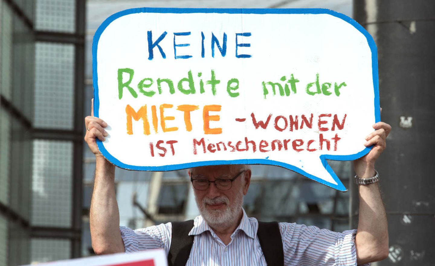 Teilnehmer einer Kundgebung demonstrieren unter dem Motto „Zusammen gegen #Mietenwahnsinn“ mit einem Plakat „Keine Rendite mit der Miete - Wohnen ist Menschenrecht“