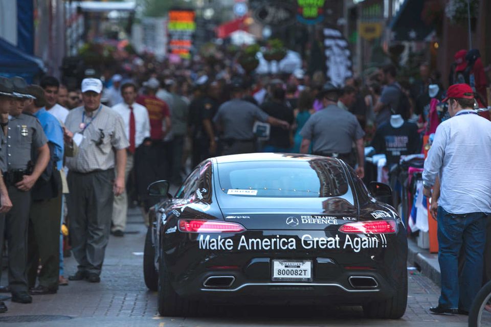 Trump will an­geblich nicht  ruhen, bis kein Mercedes mehr auf der Fifth    Avenue fährt.    Die USA haben 2017 deutsche    Autos und Autoteile für 28,6 Mrd. Euro importiert