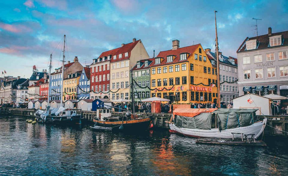 #10 Kopenhagen ist preislich im Aufwind. Nach dem elften Platz im Vorjahr eröffnet die dänische Hauptstadt die Top 10 des ECA-Rankings 2018. 426 Britische Pfund muss dort ein Geschäftsreisender im Durchschnitt pro Tag ausgeben. Kopenhagen ist preislich im Aufwind. Nach dem elften Platz im Vorjahr eröffnet die dänische Hauptstadt die Top 10 des ECA-Rankings 2018. 426 Britische Pfund muss dort ein Geschäftsreisender im Durchschnitt pro Tag ausgeben.