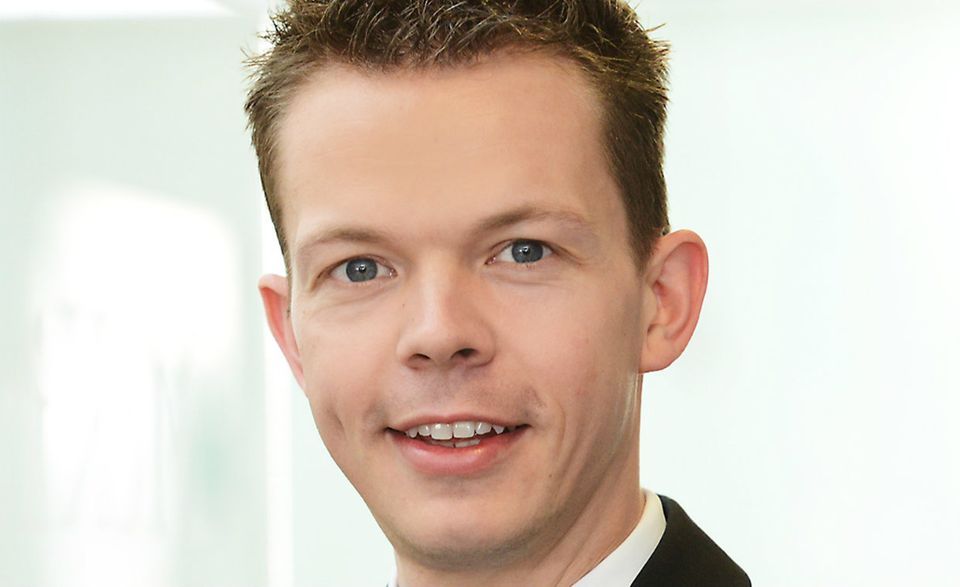 #4 Ralph Breuer ist Partner im Kölner Büro von McKinsey & Company. Nach seinem BWL-Studium stieg er 2008 als Berater ein und legte seitdem seinen Schwerpunkt auf die Themen Customer Experience und Customer Loyalty. Er ist einer der treibenden Köpfe des weltweiten LGBT+ Netzwerks bei McKinsey namens „GLAM“ und leitet es in Europa. Zusätzlich baute er das Netzwerk „Friends of GLAM“ auf.