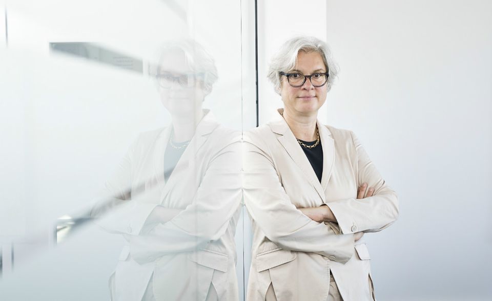 #2 Eva Kreienkamp lebt mit Frau und Hund in Mainz und im Wiedtal. Ihr Coming-out hatte sie mit 16. Sie ist Gründerin des ersten schwul-lesbischen Netzwerkes der Allianz, Mitgründerin und Vorstandsmitglied von Wirtschaftsweiber und FidAR (Frauen in die Aufsichtsräte) Seit 2015 Geschäftsführerin bei der Mainzer Verkehrsgesellschaft sowie Autorin und Speaker für Mobilitäts-, Queer- und Genderthemen.