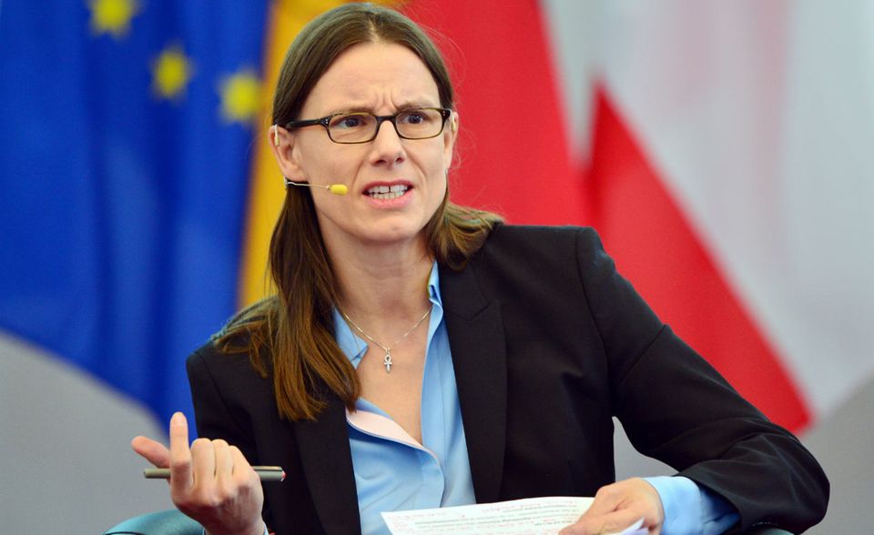 #1 Katrin Suder war von 2000-2014 bei McKinsey & Company. Dort lag ihr Schwerpunkt auf der Telekommunikations- und IT-Industrie sowie auf dem öffentlichen Sektor. Ab 2007 oblag ihr die Leitung des Berliner Büros, wobei sie sich neben ihren orginären Verantwortungsbereiche zusätzlich für „Women Matter“ und GLAM engagierte. 2014 bis 2018 war Suder als beamtete Staatssekretärin im Bundesministerium für Verteidigung für Planung, Rüstung, IT & Cyber zuständig. 2018 übernahm Suder den Vorsitz des Digitalrates der Bundesregierung. Katrin Suder ist verheiratet und hat drei Kinder.