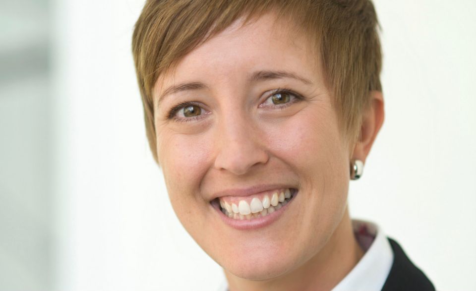 #9 Kerstin Pramberger ist seit 2017 Global Relationship Executive, Senior Vice President, bei der State Street Bank in Frankfurt. Dort ist sie global zuständig für zwei der zehn wichtigsten institutionellen Kunden. Zuvor bekleidete sie Führungspositionen bei der Deutschen Bank im Wealth Management, HR und Investment Banking, wo sie Verantwortung für acht europäische Märkte trug.
