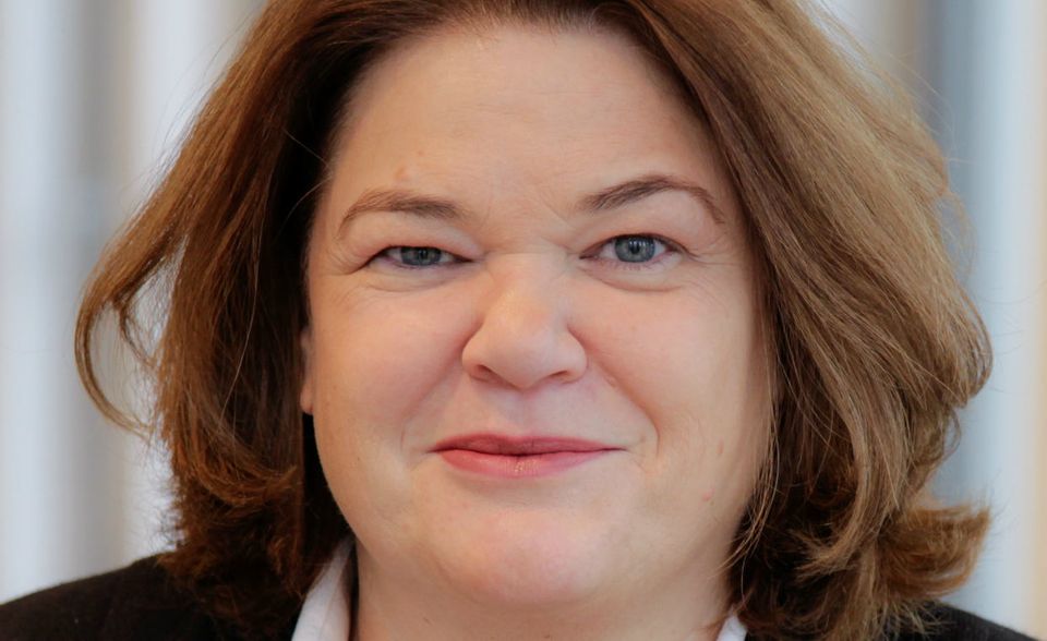#7 Kornelia Wenz ist Leiterin Kunden Contakt Center der Deutschen Telekom. Seit 1986 arbeitet sie für den Konzern, seit 1999 auf Führungsebene. Sie plädiert für Offenheit im Umgang mit ihrer sexuellen Neigung. „Wenn ich meine sexuelle Identität als Stärke begreife, ist es etwas, was ich sichtbar machen möchte. Offenheit macht stark, Heimlichkeiten erpressbar“, sagte sie in einem Interview mit dem „Tagesspiegel“