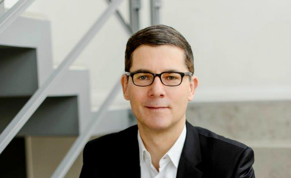 #9 Philipp Räther ist der Konzerndatenschutzbeauftragte der Allianz SE. In dieser Eigenschaft berät er die Allianz und insbesondere deren Vorstand bei allen Fragen des Datenschutzes global und konzernweit. Diversity ist für Räther eine der wichtigsten Voraussetzungen für das erfolgreiche Arbeiten seiner Abteilung. Zuvor war er in ähnlicher Funktion bei der UBS über acht Jahre in London und als Rechtsanwalt bei Freshfields tätig.