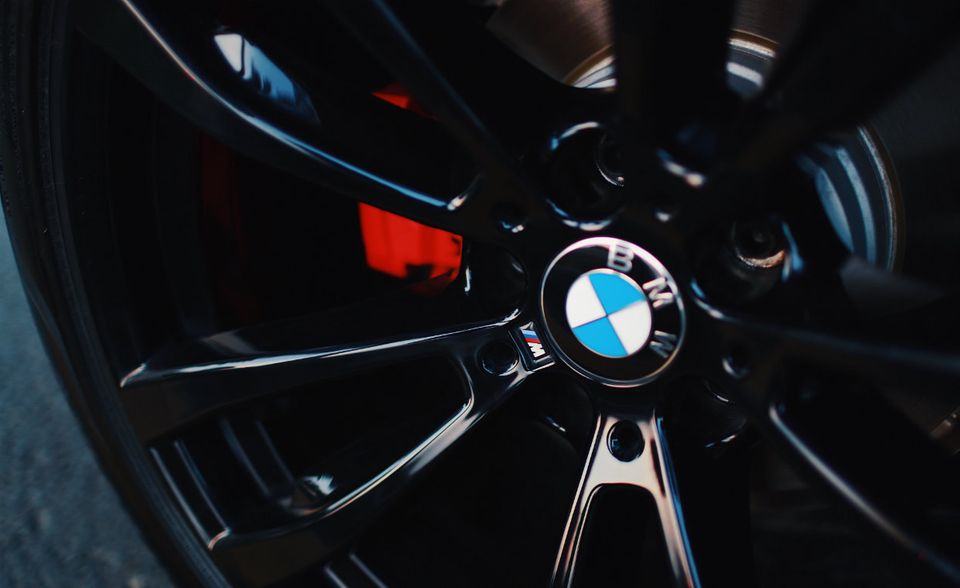 Platz #2 der wertvollsten deutschen Marken: BMW.
 BMW ist mit einem Markenwert von 41 Mrd. Dollar einer der Giganten des Rankings. Für die Bayerische Motoren Werke bedeutet das den 13. Platz in der Gesamtwertung. Allerdings ist der Wert der Marke um ein Prozent gegenüber 2017 geschrumpft. Allerdings: In den deutschen Top Ten erzielt nur ein Unternehmen einen höheren Markenwert.