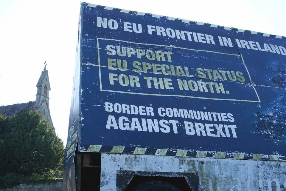In der an Nordirland angrenzenden irischen Ortschaft Carrickcarnan liegt der lokale Friedhof auf irischem Gebiet, die dazugehörige Kirche steht auf der nordirischen Seite. Die Sorge vor den Folgen eines „No Deals“ in den Brexit-Verhandlungen sind hier besonders ausgeprägt. Vor der Kirche haben Brexit-Gegner der nordirischen Grenzregionen einen Anhänger aufgestellt: „Keine EU-Grenze in Irland“