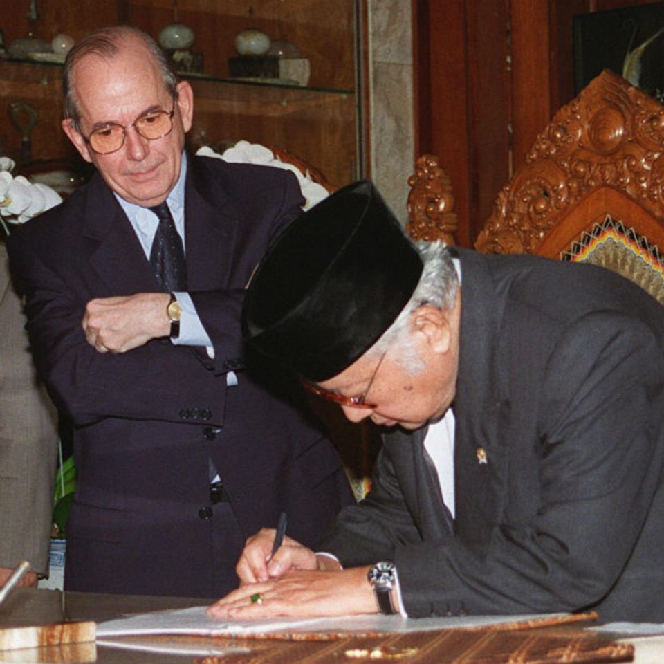 Dieses Bild wird zum Symbol für Asiens Demütigung. Am 15. Januar 1998 überwacht IWF-Chef Camdessus (l.) die Unterschrift von Indonesiens Staatschef Suharto unter das IWF-Programm. Die Schulmeisterei des Fonds ist in Asien verhasst