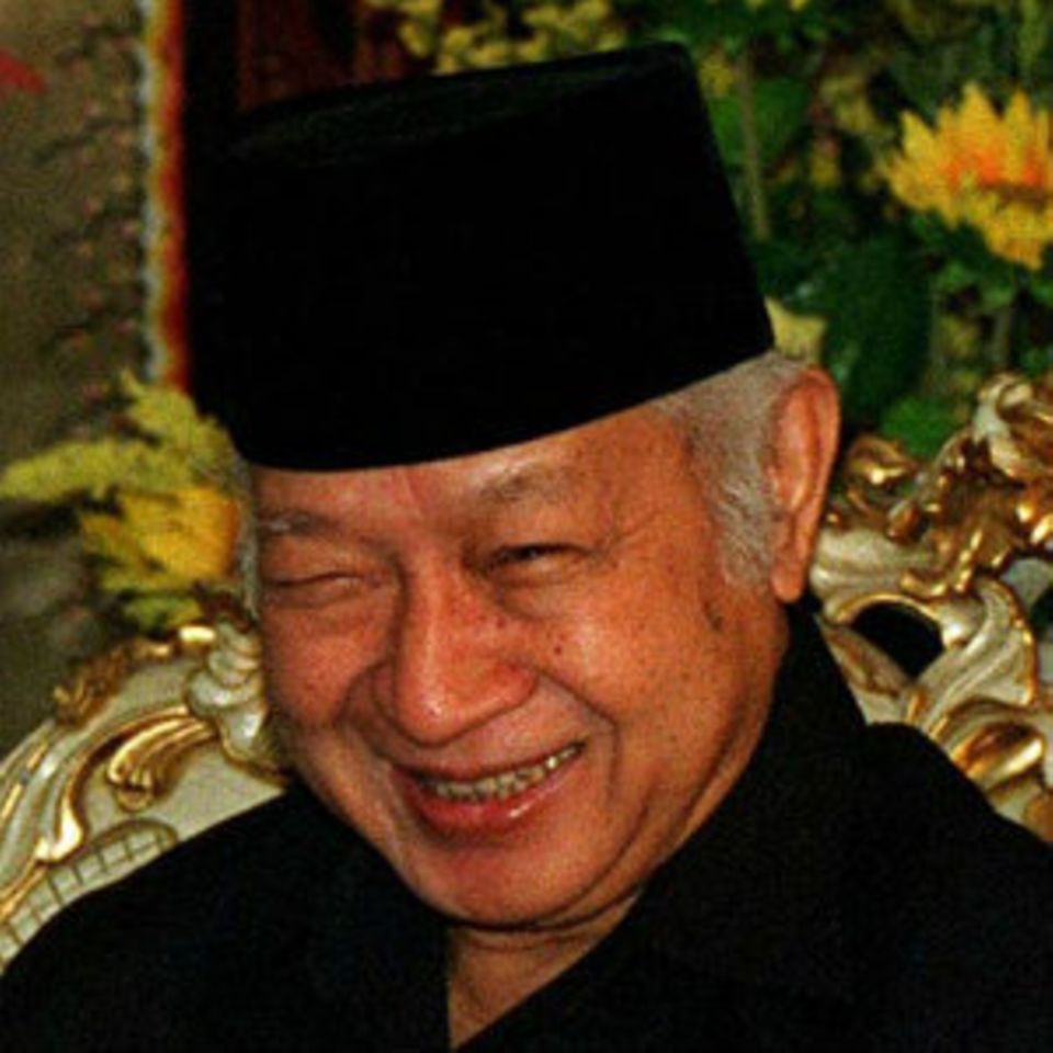 Suharto: Wie viele seiner Landsleute benutzt Indonesiens Diktator nur einen Namen. Die Krise bedeutet sein politisches Ende nach über drei Jahrzehnten Herrschaft.