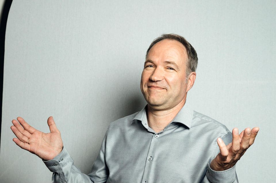 Hans-Joachim Karopka untersucht seit vielen Jahren, wofür die Menschen in Deutschland ihr Geld gerne sparen und ausgeben. Statt dafür Unmengen an Statistiken zu flöhen, befragt das Rheingold-Institut, dessen Mitinhaber Karopka ist, die Menschen lieber sehr ausführlich.