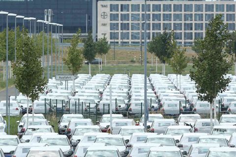Weder bestellt noch abgeholt: Deutsche Hersteller parken ihre Autos am neuen Berliner Flughafen zwischen