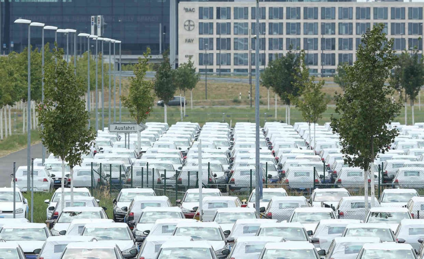 Weder bestellt noch abgeholt: Deutsche Hersteller parken ihre Autos am neuen Berliner Flughafen zwischen