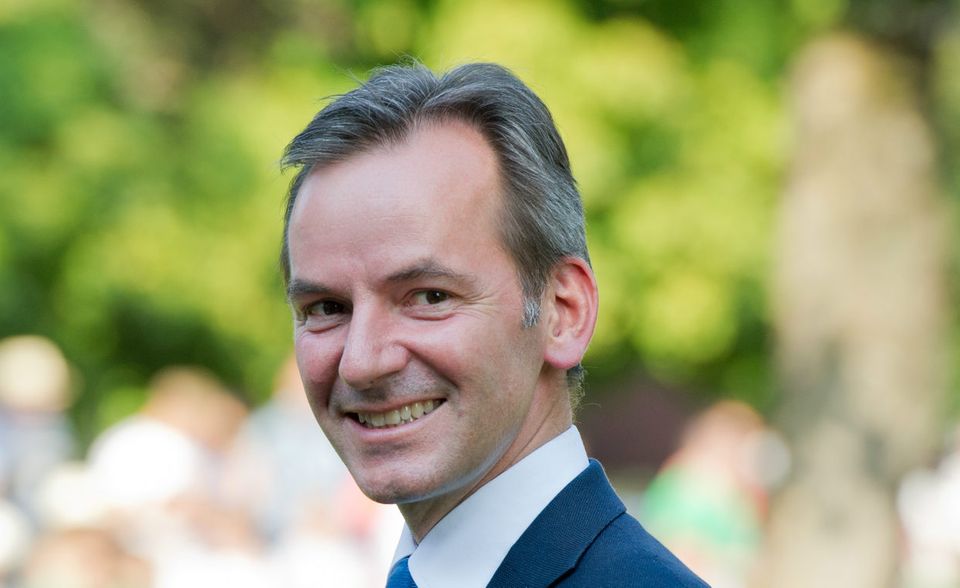 Andreas Jacobs stammt aus der gleichnamigen Kaffeedynastie. Albert Darboven will ihn adoptieren und ihm seine Firma anvertrauen