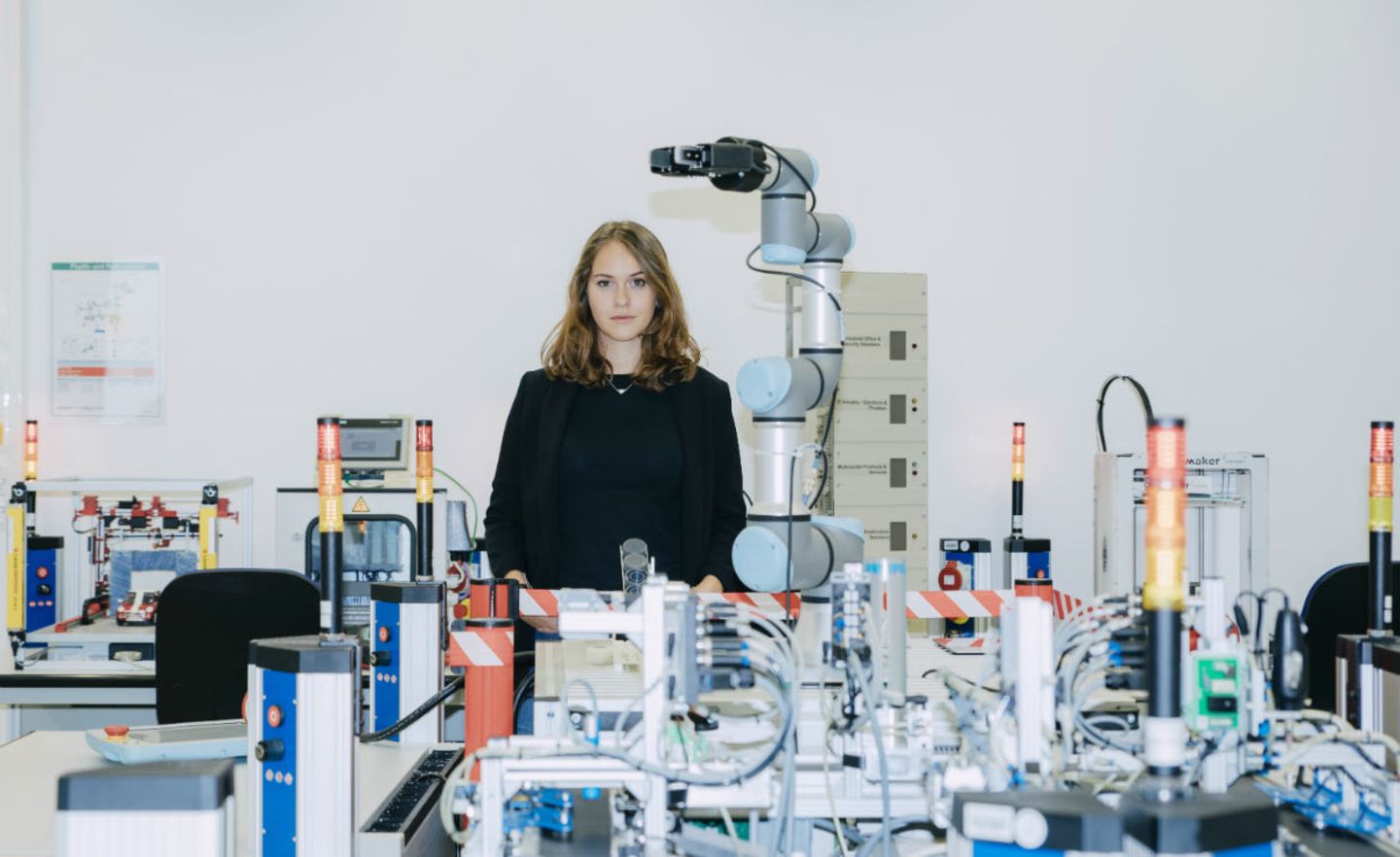 Olga Ohlsson hat im vergangenen Jahr ein duales Studium in Wirtschaftsinformatik bei Siemens begonnen. Zu ihren Ausbildungsstationen gehört auch die Arbeit im Projektraum Automatisierungstechnik
