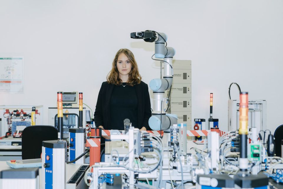 Olga Ohlsson hat im vergangenen Jahr ein duales Studium in Wirtschaftsinformatik bei Siemens begonnen. Zu ihren Ausbildungsstationen gehört auch die Arbeit im Projektraum Automatisierungstechnik